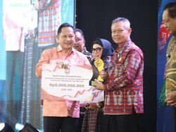 Pacu Kompetisi, Kemendagri Beri Penghargaan Pemda Berprestasi di Sulawesi