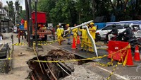 Tiang Lampu Penerangan di Area Jalan Amblas Lenteng Agung Dicabut