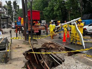 Tiang Lampu Penerangan di Area Jalan Amblas Lenteng Agung Dicabut