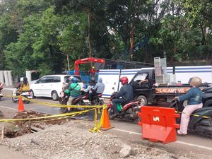Video: Gorong-gorong yang Picu Jalan Amblas di Lenteng Agung Ditutup Plat Besi