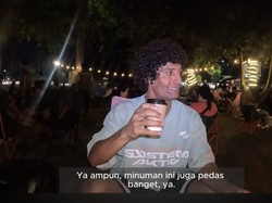 Pertama Kali Minum Bandrek, Bule Ini Langsung Bilang Bibirnya Terbakar