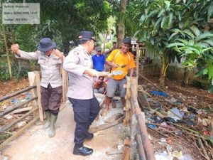 Sambut HUT Bhayangkara, Polres OKI Perbaiki Jembatan Rusak untuk Warga