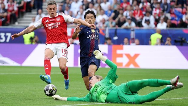 Soccer Football - UEFA Champions League - Final - Paris St Germain v Arsenal - Puskas Arena, Budapest, Hungary - May 30, 2026 Arsenal's Leandro Trossard in action with Paris St Germain's Marquinhos and Matvey Safonov REUTERS/Phil Noble