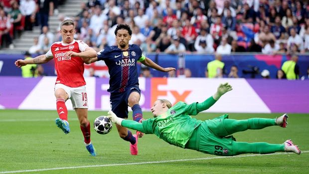 SOCCER-CHAMPIONS-PSG-ARS/ Soccer Football - UEFA Champions League - Final - Paris St Germain v Arsenal - Puskas Arena, Budapest, Hungary - May 30, 2026 Arsenal's Leandro Trossard in action with Paris St Germain's Marquinhos and Matvey Safonov REUTERS/Phil Noble TPX IMAGES OF THE DAY