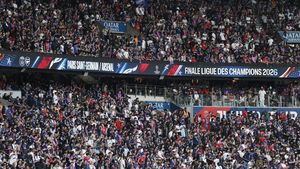 Lautan Suporter Meriahkan Final PSG vs Arsenal di Puskas Arena