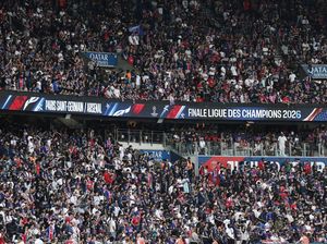 Lautan Suporter Meriahkan Final PSG vs Arsenal di Puskas Arena