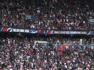 Lautan Suporter Meriahkan Final PSG vs Arsenal di Puskas Arena