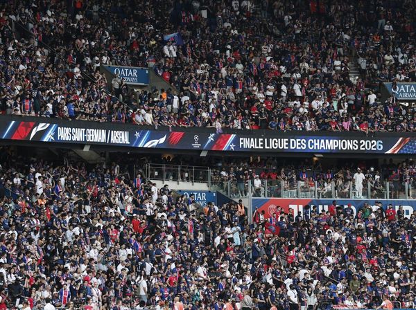 Lautan Suporter Meriahkan Final PSG vs Arsenal di Puskas Arena