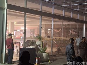 Pengunjung Palembang Indah Mall Panik Belarian Saat Insiden Kebakaran