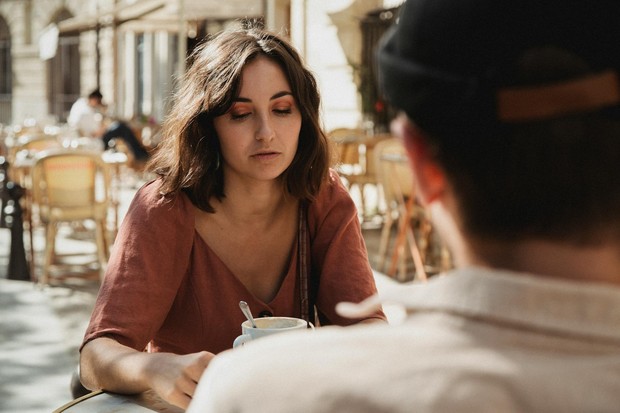 Takut berkomitmen, salah satu tanda hubungan rebound/Foto: Pexels.com/Bethany Ferr Hubungan rebound sering ditandai dengan ketakutan untuk membawa hubungan ke tahap yang lebih serius.