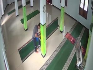 Pria di Ternate Terekam CCTV Curi Uang Kotak Amal Masjid Nurul Yakin