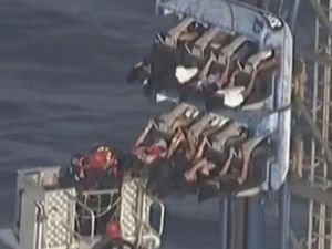 Video: Ngeri! 8 Siswa Terjebak Hampir 4 Jam di Puncak Roller Coaster Texas