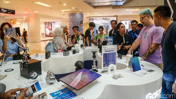 Pengunjung mencoba berbagai gadget sebelum membeli di Grand Indonesia, Jakarta, Sabtu (30/5/2026), dalam ajang pameran teknologi Blibli XPO 2026 yang berlangsung pada 27–31 Mei 2026.