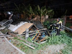 Video: Truk Tangki Rem Blong Tabrak 3 Kendaraan dan 2 Kios di Bawen