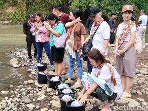 Jelang Waisak, Umat Buddha Lepas Ribuan Ikan-Merpati di Sungai Progo