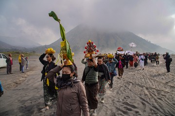 Warga Tengger Bawa Sesaji dalam Ritual Melasti