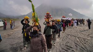 Warga Tengger Bawa Sesaji dalam Ritual Melasti
