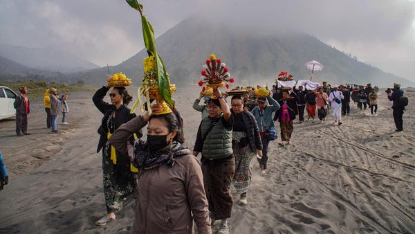 Warga Tengger Bawa Sesaji dalam Ritual Melasti
