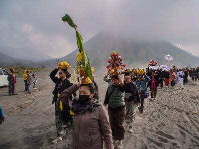 Warga Tengger Bawa Sesaji dalam Ritual Melasti