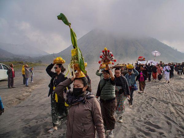 Warga Tengger Bawa Sesaji dalam Ritual Melasti