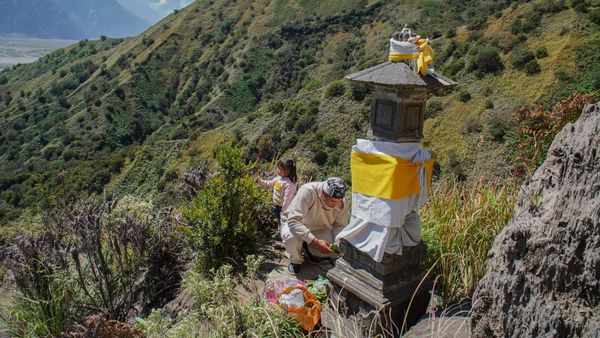 Warga Tengger Mendaki Demi Air Suci Kasada
