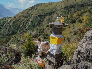 Warga Tengger Mendaki Demi Air Suci Kasada