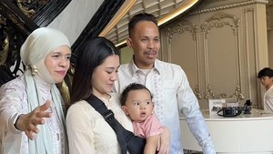 Gaya Keibuan Aaliyah Massaid Kumpul Bareng Gen Halilintar Sambil Gendong Anak