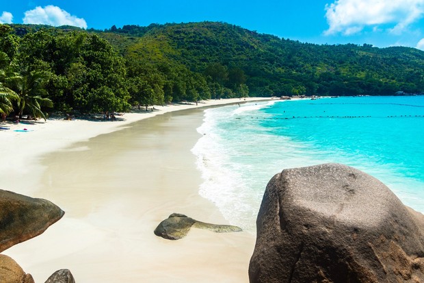 Maladewa, Seychelles, dan Mauritius menjadi destinasi honeymoon ideal bagi pencinta alam dengan keindahan pantai tropis, laut jernih, dan lanskap eksotis, masing-masing menawarkan pengalaman romantis yang berbeda sesuai musim terbaik kunjungan.