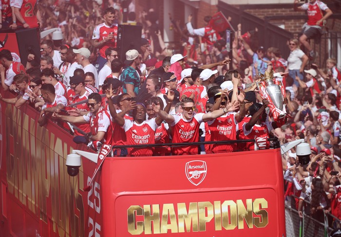 Soccer Football - Premier League - Arsenal Victory Parade - London, Britain - May 31, 2026 General view as Arsenal manager Mikel Arteta, Viktor Gyokeres, Noni Madueke, William Saliba, Bukayo Saka and teammates celebrate with the Premier League trophy