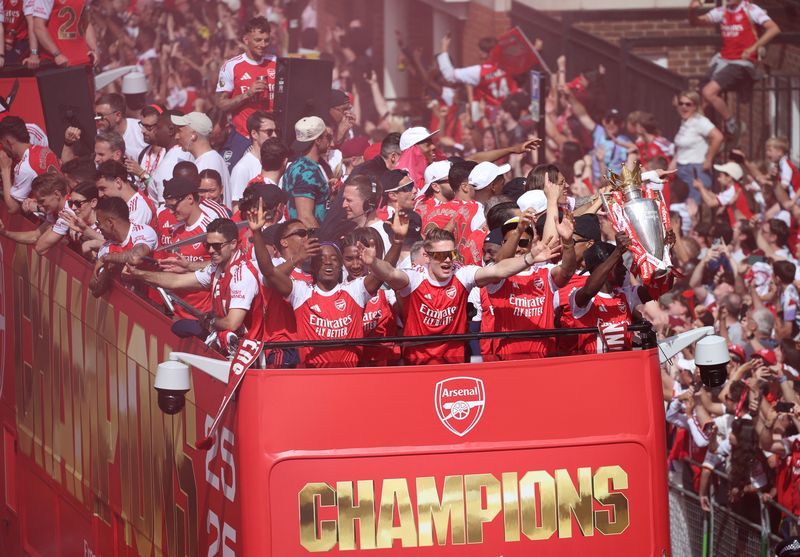 Soccer Football - Premier League - Arsenal Victory Parade - London, Britain - May 31, 2026 General view as Arsenal manager Mikel Arteta, Viktor Gyokeres, Noni Madueke, William Saliba, Bukayo Saka and teammates celebrate with the Premier League trophy during the victory parade REUTERS/Isabel Infantes