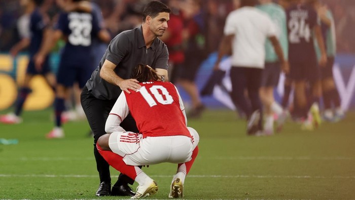 BUDAPEST, HUNGARY - MAY 30: Mikel Arteta, Manager of Arsenal, consoles Eberechi Eze of Arsenal after Paris Saint-Germain defeat Arsenal in the penalty shootout during the UEFA Champions League Final 2026 match between Paris Saint-Germain and Arsenal 