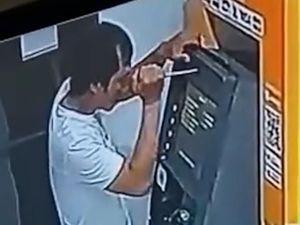 Video: Terciduk CCTV, Pria Coba Bobol ATM di Depok Pakai Obeng