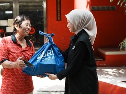 BRI Salurkan Bantuan Sembako untuk Umat Buddha Saat Waisak