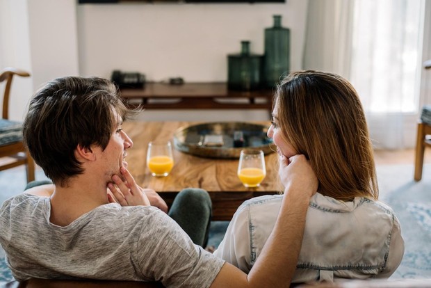 Cara berkata tidak tanpa menyakiti dapat dimulai dengan menunjukkan empati kepada pasangan sebelum menyampaikan penolakan/Foto: Magnific/HelloDavidPradoPerucha Cara berkata tidak tanpa menyakiti dapat dimulai dengan menunjukkan empati kepada pasangan sebelum menyampaikan penolakan. Mengakui perasaan atau kebutuhan mereka membantu menciptakan komunikasi yang lebih hangat dan penuh pengertian. Dengan cara ini, pasangan tetap merasa dihargai meskipun tidak mendapatkan jawaban yang diharapkan.