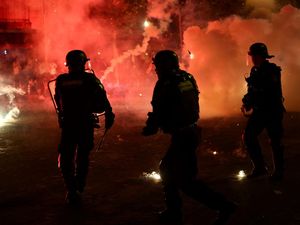 Video Paris Memanas! Fans PSG Bentrok Lawan Polisi, Gas Air Mata Dilepas