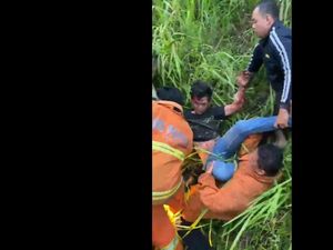 Jeritan Minta Tolong Sopir yang Terjepit Pintu Truk dan Tebing di Tasikmalaya