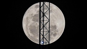 Fenomena Blue Moon Menerangi Langit Malam Jakarta