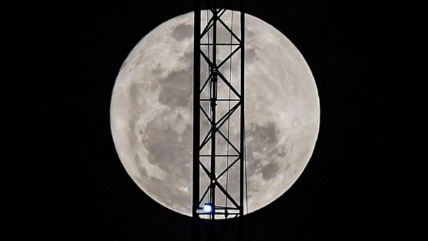 Fenomena Blue Moon Menerangi Langit Malam Jakarta