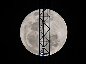 Fenomena Blue Moon Menerangi Langit Malam Jakarta