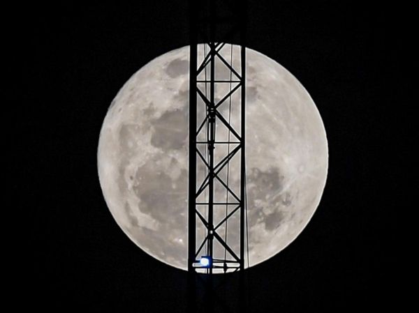 Fenomena Blue Moon Menerangi Langit Malam Jakarta