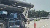 Truk Bawa Pipa Baja Kecelakaan di Jalan Tol, Muatan Berserakan-Dihantam CR-V