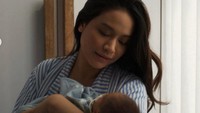 Potret Hanggini Tetap Tampil Fresh Usai Melahirkan, Pamer saat Momong Anak