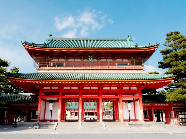 Jepang menjadi destinasi honeymoon yang memadukan budaya modern dan tradisional, dari Tokyo yang energik hingga Kyoto dan Nara yang historis, serta pengalaman romantis seperti Lake Ashi dengan latar Gunung Fuji dan musim sakura yang indah di bulan April hingga Mei.