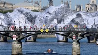 Instalasi Seni Sulap Jembatan Tertua Paris Jadi Gua Batu Raksasa