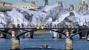 Instalasi Seni Sulap Jembatan Tertua Paris Jadi Gua Batu Raksasa
