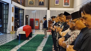 Eks Menhan Ryamizard Ryacudu Disalatkan di Rumah Duka Cikeas
