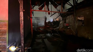 Api Kebakaran di Gandamekar Bekasi Muncul dari Gudang Limbah Tekstil