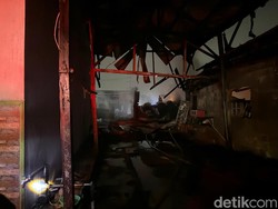 Api Kebakaran di Gandamekar Bekasi Muncul dari Gudang Limbah Tekstil