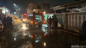 7 Rumah Warga Terbakar Imbas Kebakaran Gudang Limbah Gandamekar Bekasi