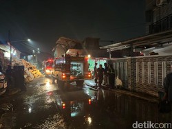 7 Rumah Warga Terbakar Imbas Kebakaran Gudang Limbah Gandamekar Bekasi